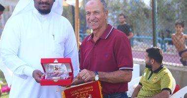 فتحي مبروك يهدي وفد اتحاد جدة درع الأهلي