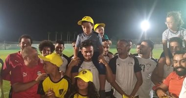 لاعبو المنتخب الأوليمبي يلتقطون صور تذكارية مع فريق الأوليمبياد الخاص بدجلة