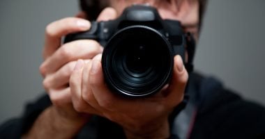 مبدع وبيهتم بالتفاصيل.. صفات شخصية عن المصور المحترف