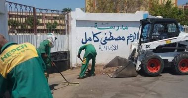 صور .. حملة نظافة بمحيط مدارس الغردقة استعدادا للعام الدراسى الجديد
