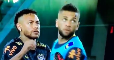 فراشة تثير ذعر نيمار قبل مباراة البرازيل ضد كولومبيا.. فيديو