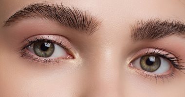 كيف تحصلين على حواجب سميكة؟.. استخدمى زيت الخروع والزيتون