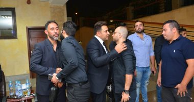 صور.. هانى رمزى ووليد سعد وتوما أول الحاضرين فى عزاء والد الشاعر تامر حسين