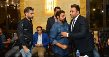 صور.. حميد الشاعرى ورامى جمال وأمير طعيمة فى عزاء والد الشاعر تامر حسين