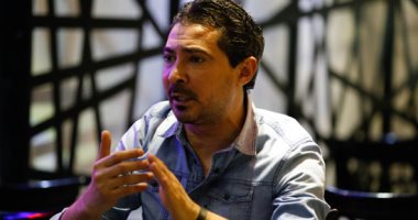 شاهد.. محمد بركات فى لحظة رومانسية مع النص الحلو بالعزل المنزلى