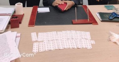 ضبط راكب بمطار القاهرة حاول تهريب 243 قرص ترامادول المخدر 