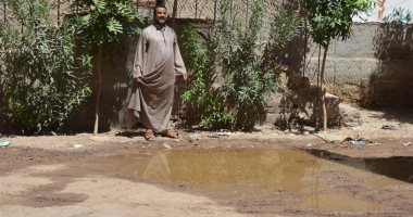 صور.. طفح مياة الصرف الصحى بشوارع إسنا.. ومجلس المدينة يدفع بسيارات شفط المياة