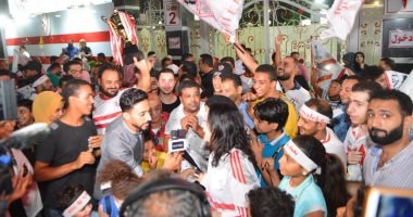 صور .. تجمع جمهور الزمالك أمام مقر النادى بميت عقبة احتفالا بكاس مصر