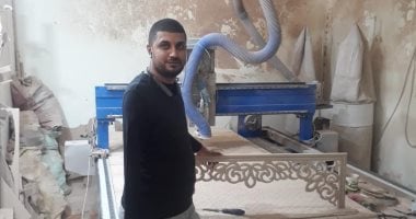"المحنة تصنع الأمل".. قصة كفاح شاب فى مجال تصنيع الأثاث بالغربية.. لطفى تحدى فقدان ذراعه الأيمن فى طفولته وأصبح رجل أعمال ناجح.. افتتح معرضا لبيع مستلزمات التنجيد ومصنعا للأثاث.. وكل عمال مصنعه من ذوى الإعاقة