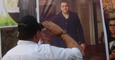 صور.. والد الشهيد عمر ياسر يؤدى التحية لروحه فى نهائى دورة رياضية بالشرقية