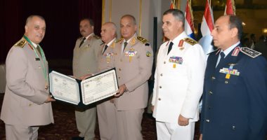 وزير الدفاع يكرم قادة القوات المسلحة المحالين للتقاعد ويقلدهم وسام الجمهورية 