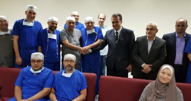 سبق علمى لفريق زراعة الكبد بجامعة المنصورة.. أعضاء الفريق نجحوا فى إجراء أول عملية زراعة كبد.. الأطباء استغرقوا 18 ساعة لإنقاذ المريض.. ورئيس جامعة المنصورة: نتائج العملية تضاهى المستشفيات العالمية