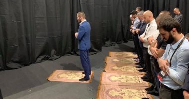 شاهد.. حبيب نورمحمدوف يؤم المصلين عقب فوزه بنزال UFC 242 فى أبو ظبي