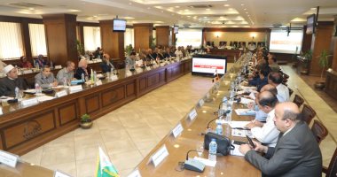 محافظ الجيزة يوجه برفع الإشغالات والرقابة على المطاعم بمحيط المدارس