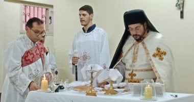 الانبا باخوم يترأس صلوات القداس بكنيسة الكاثوليك بعين شمس