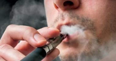 السجارة الإلكترونية تهدد "بزنس الدخان".. وفيات الـ"E Cigarettes" تكبد شركات التبغ الأمريكية خسائر كبرى.. وفينانشيال تايمز: تحذيرات ترامب وخطط حظر بيعها تؤجل خطط الشركات التقليدية فى التوسع فى انتاجها