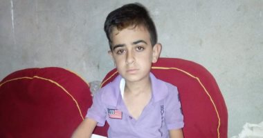 صور.. مأساة أسرة بالشرقية تطالب بكرسى متحرك لنجلهم الطفل الزجاجى