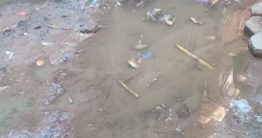 صور ..مياه الصرف الصحى تحاصر سكان شارع بمنطقة بير أم سلطان فى البساتين