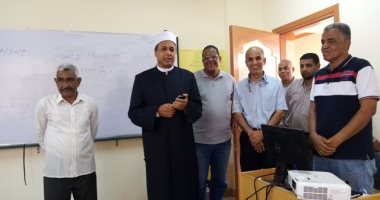 رئيس منطقة الأقصر الأزهر يتفقد تدريبات الترقى للتسكين على وظائف الكادر للمعلمين