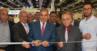 صور.. رئيس جامعة الأزهر يفتتح جناح كلية الهندسة الزراعية المشارك بمعرض دولى