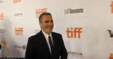 جواكين فينيكس يزين السجادة الحمراء فى مهرجان تورنتو السينمائى