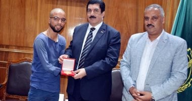 محافظ القليوبية يكرم بطل رياضي من ذوي الإحتياجات الخاصة ببطولة ألعاب القوى