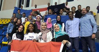 طلاب جامعة القناة فى صفوف مشجعى منتخب مصر ببطولة العالم لكرة الطائرة للناشئات