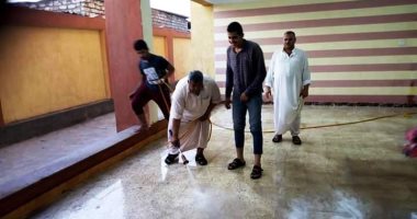 طلاب ومدير مدرسة ثانوى بالشرقية ينظفون المبنى قبل بدء العام الدراسى