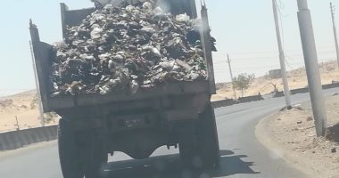 شكوى من سير سيارة قمامة بدون غطاء وتساقط القاذورات منها بطريق أسيوط المنيا