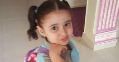 باليونيفورم واللانش بوكس.. "حسام" يشارك بصورة ابنته فى أول يوم دراسة