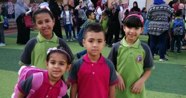 أول يوم مدرسة.. طلاب بمدارس العاشر من رمضان يشاركون اليوم السابع فرحتهم