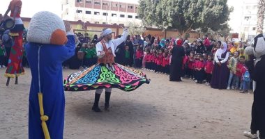 صور.. مدرسة بالإسماعيلية  تحتفل بأول أيام الدراسة مع فرقة تنوره و على انغام السمسمية 
