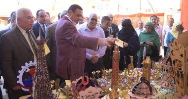 صور .. محافظ البحيرة يفتتح المعرض السنوى لمنتجات المدارس الفنية
