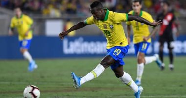 فينيسوس جونيور يستعرض مهاراته فى أول ظهور مع منتخب البرازيل.. فيديو