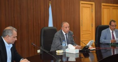 صور.. محافظ البحر الأحمر يناقش عملية تطوير "حلقة السمك" بالغردقة
