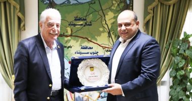 محافظ جنوب سيناء يكرم المحامى العام بالمحافظة