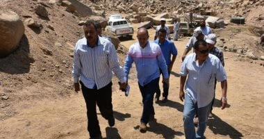 لجنة فنية تتفقد مواقع 26 محجر للجرانيت الأسود والأحمر بأسوان.. صور