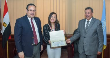 محافظ الإسكندرية يكرم الحاصلة على الثانية بالشهادة الإعدادية عقب إعادة التصحيح
