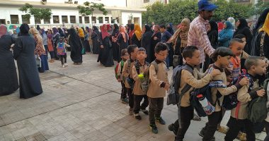 توافد تلاميذ رياض الأطفال والصفوف الأولى على المدارس فى أول يوم دراسة
