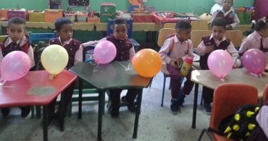 صور.. مدارس الأقصر تستقبل التلاميذ بالبالونات والهدايا بأول يوم دراسة