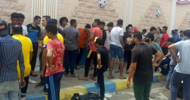صور.. تكدس الجماهير أمام منافذ الإسماعيلى لشراء تذاكر مباراة أهلى بنى غازى
