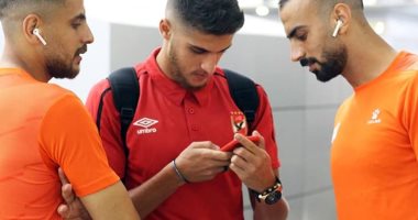 3 مشاهد فى رحلة الأهلى والمصرى الأفريقية عبر الخطوط الإثيوبية.. دردشة بين إيهاب جلال وإكرامى ورمضان.. حوارات جانبية للشحات والشيخ مع نجوم الفريق البورسعيدى.. وجلسة خاصة تجمع الثلاثى النيجيرى