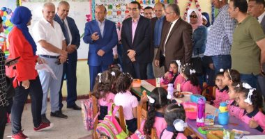 صور.. نائب محافظ الإسماعيلية والسكرتير العام المساعد يشاركان الطلاب طابور الصباح