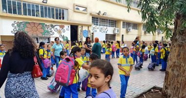 أول حصة بحبك يا بلادى.. تلاميذ الصفوف الأولى فى فصول الدراسة