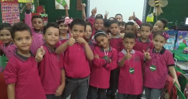 أول يوم مدرسة.. أب يشارك بصورة ابنه حمزة فى الفصل بزى المدرسة