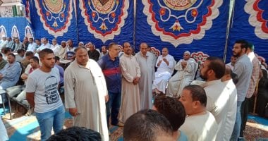 صور.. أسرة الراحل أبوبكر عبدالمنعم تتلقى عزاءه بمسقط رأسه بكفر شكر عقب الجنازة