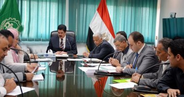 صور.. محافظ القليوبية يجتمع بلجنة تقييم الأراضى والعقارات التى تشغلها المدارس