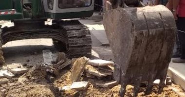 محافظ دمياط تتابع أعمال رصف الشارع الرئيسى بالسرو