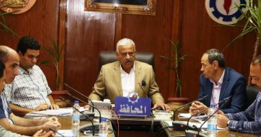 محافظ السويس يتابع منظومة الجمع المنزلى للقمامة بالمحافظة