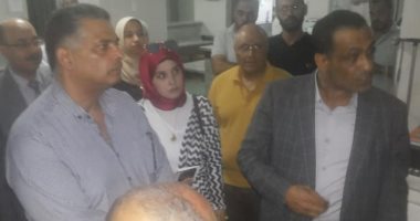 وكيل "صحة دمياط" يحيل المقصرين للتحقيق ويكرم المتميزين من الأطباء والتمريض